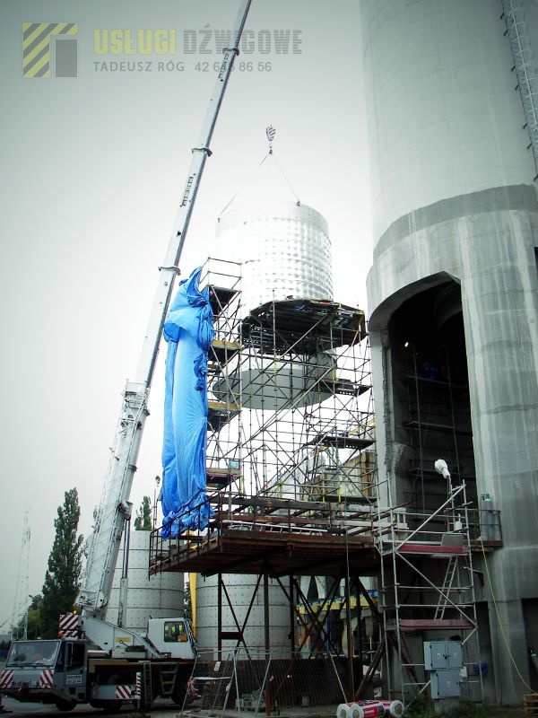 montaż zbiornika dźwigiem demag w Łodzi