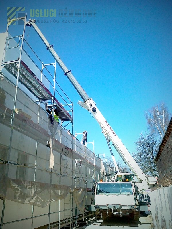 budowa budynku za pomocą dźwigu terex