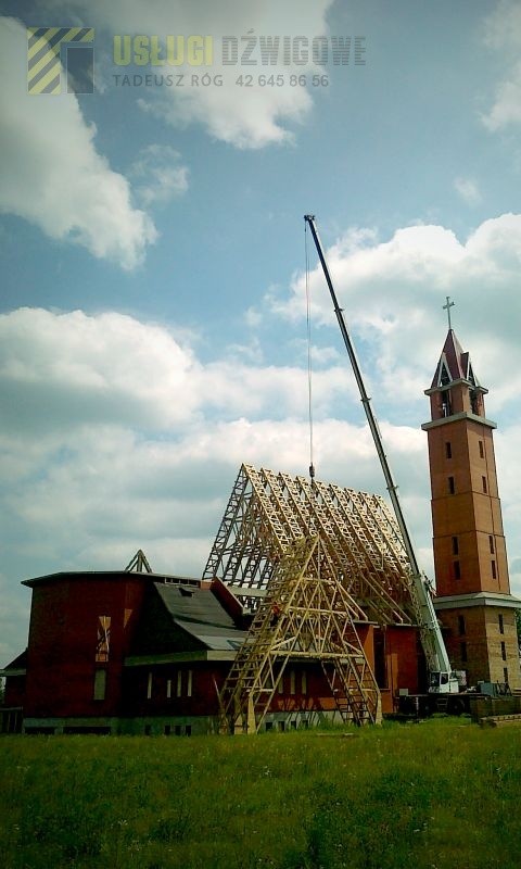 zamontowanie dachu na kościele dźwigiem 40 ton